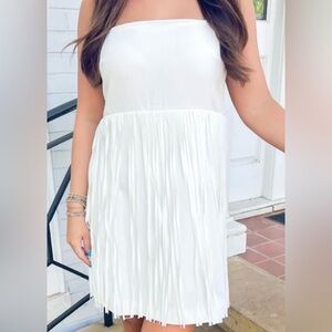 Elegant White Sleeveless Dress